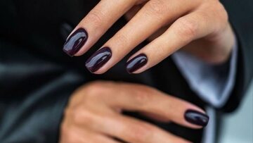 Plum Nails: Η πιο cool εναλλακτική του μπορντό μανικιούρ για το φθινόπωρο
