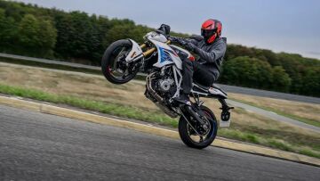 Γυμνή και προσιτή η νέα 450άρα της BMW - Με πόσα την αποκτάς;