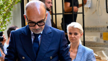 Ρήξη Γάκα και Θεοδωρόπουλου για τον θάνατο Μαζωνάκη: Είχε γίνει πλασμαφαίρεση με μέθη στην κόρη τους, σύμφωνα με μήνυμα σε ομαδική συνομιλία