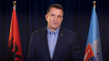 Ο φυλακισμένος δήμαρχος Τιράνων εμφανίστηκε με AI βίντεο και υποσχέθηκε δωρεάν σχολικά γεύματα