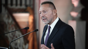 Στουρνάρας: Πρέπει να ανοίξουμε τα κλειστά σπίτια, όχι μόνο να χτίσουμε νέα - Success story η αρχαία ελληνική οικονομία