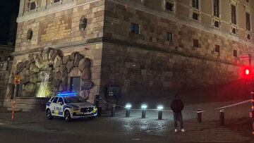 Αστυνομικοί πυροβόλησαν και τραυμάτισαν άνδρα με μαχαίρι έξω από το ανάκτορο στη Στοκχόλμη, είχε ζητήσει να τον σκοτώσουν