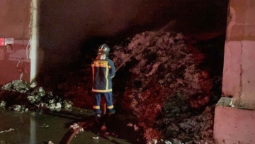 Μεγάλη φωτιά σε εγκαταστάσεις βάμβακος έξω από τα Τρίκαλα, στις φλόγες έξι αποθήκες, δείτε εικόνες