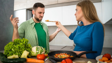 Food divorce: Η νέα τάση που χωρίζει τα πιάτα, αλλά μπορεί να σώσει τη σχέση