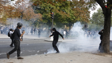 «Του έκλεψαν τη ζωή»: Ξεσπά η μητέρα του 15χρονου στη Γαλλία ο οποίος ακρωτηριάστηκε από χειροβομβίδα κρότου - λάμψης