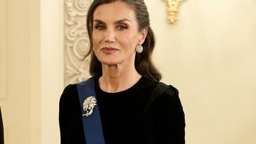 Η βασίλισσα Letizia με εφαρμοστό βελούδινο φόρεμα που έχει βάλει δύο φορές στο παρελθόν
