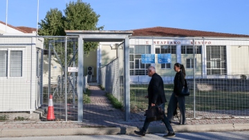«Αναγνώρισα τη φωνή του παιδιού μου από τα ηχητικά, ξαναζούσα τον θάνατό του»: Συγκλονιστικές καταθέσεις στη δίκη για τα Τέμπη