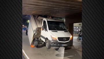 Απίστευτο τροχαίο στη Θεσσαλονίκη: Φορτηγό προσέκρουσε και κόλλησε σε γέφυρα ενώ μεταφερόταν με όχημα οδικής βοήθειας, δείτε βίντεο