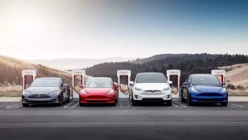 Γιατί τα νέα Tesla θα μπορούν να κινηθούν όταν είναι «κουμπωμένα» στην πρίζα;
