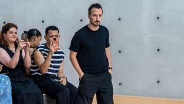 Ο Άντονι Βακαρέλο αποχωρεί από τον Saint Laurent έπειτα από δέκα χρόνια