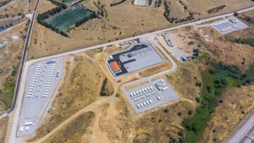 HELLENiQ ENERGY: Γκάζι στις μπαταρίες, καμπανάκι για τις καθυστερήσεις