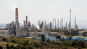 Έκρηξη στις εγκαταστάσεις της Motor Oil στους Αγίους Θεοδώρους, δύο σοβαρά τραυματίες