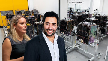 Open Cosmos: Νέες επενδύσεις και σχέδιο για παραγωγή ενός δορυφόρου την ημέρα στην Ελλάδα