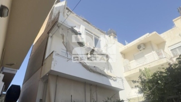 Κατέρρευσαν τμήματα από ταράτσα και μπαλκόνι πολυκατοικίας στο Ηράκλειο Κρήτης μέσα στη νύχτα, δείτε εικόνες και βίντεο