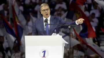 Βαθιά πόλωση στη Σερβία πριν τις εκλογές: Καταγγελίες από ΜΚΟ για υποκλοπές, εκφοβισμό και έλεγχο των ΜΜΕ
