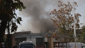 Σε εξέλιξη η κατάσβεση της φωτιάς σε δύο βιοτεχνίες στον Ελαιώνα, απομακρύνονται όσοι βρίσκονται σε απόσταση 400 μέτρων από τα κτίρια