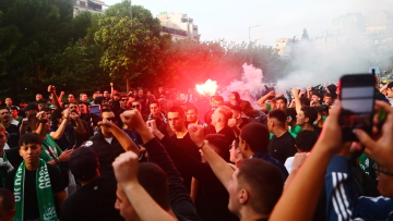 Παναθηναϊκός: Πανζουρλισμός από τον κόσμο των πρασίνων έξω από το ξενοδοχείο της ομάδας πριν το ντέρμπι με τον Ολυμπιακό, βίντεο 