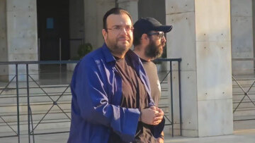 Στην Ευελπίδων ο Φίλιππος Καμπούρης, η σύζυγος του και οι άλλοι κατηγορούμενοι για το κύκλωμα απάτης στον ΕΦΚΑ - Οι κατηγορίες εναντίον τους και οι ισχυρισμοί τους
