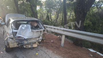 Τροχαίο με δύο τραυματίες στην Ισθμού - Επιδαύρου, αυτοκίνητο κατέληξε στις προστατευτικές μπάρες
