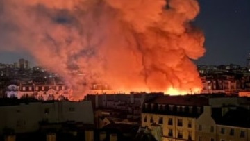 Τέσσερις αιώνες ιστορίας έγιναν στάχτη: Μεγάλη φωτιά κατέκαψε την ιστορική αγορά Marché des Enfants Rouges στο Παρίσι