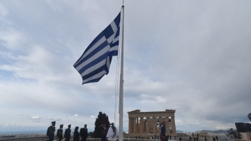 Έπαρση της ελληνικής σημαίας στην Ακρόπολη για την 82η επέτειο από την Απελευθέρωση της Αθήνας, δείτε βίντεο