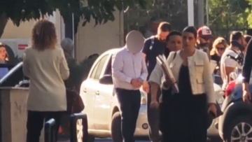 Βίντεο: Στην Ευελπίδων ο 52χρονος γυναικολόγος που κατηγορείται για πορνογραφία ανηλίκων