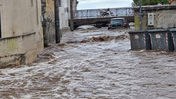Υπερχείλισε ποτάμι στην Ερεσό της Λέσβου, παρασύρθηκε αυτοκίνητο από τα νερά, δείτε βίντεο 