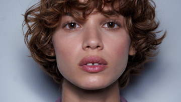 Purple Blush: Το beauty trend που μας έχει κάνει να ξεχάσουμε το κλασικό ροζ ρουζ
