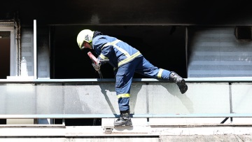 58χρονη στη Θεσσαλονίκη έβαζε φωτιά στην εξώπορτα της γειτόνισσάς της επειδή την ενοχλούσε ο θόρυβος