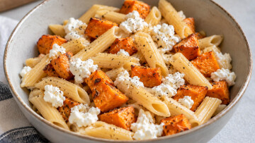 Μακαρονοσαλάτα με γλυκοπατάτα και cottage cheese
