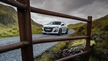 Οδηγούμε στην Σκωτία το νέο Peugeot E-208 GTi - Πόσο κοστίζει;