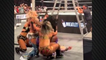Η Τίφαν Στράτον του WWE βούτηξε από σκάλα, προσγειώθηκε με το κεφάλι και τον αυχένα και τρόμαξε τους θεατές, δείτε βίντεο