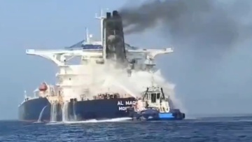 Στις φλόγες υπερδεξαμενόπλοιο μετά από επίθεση του Ιράν στα Στενά του Ορμούζ