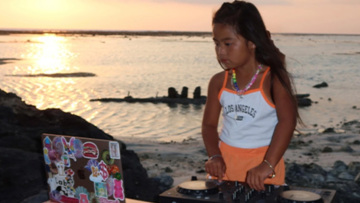 Εξάχρονη πίσω από τα decks: Η μικρότερη DJ στον κόσμο που παίζει σε κλαμπ στην Ιαπωνία