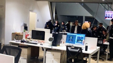 Τουρκία: Η αστυνομία εισέβαλε στα γραφεία αντιπολιτευόμενου καναλιού και έκοψε τη ζωντανή μετάδοση, δείτε βίντεο