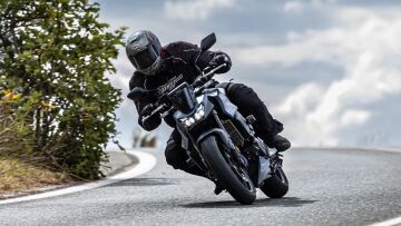 Δοκιμάζουμε τη Honda Hornet 750 με τον ηλεκτρονικό συμπλέκτη - Πόσο κοστίζει στην Ελλάδα;