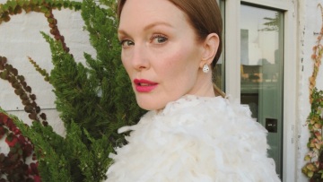 Η Julianne Moore μοιράστηκε στιγμιότυπα από τον γάμο του γιου της: «Συνέβη κι αυτό!» (βίντεο)