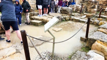 Η έντονη βροχόπτωση πλημμύρισε σημεία του ανακτόρου της Κνωσού, τουρίστες έκαναν περιήγηση μέσα στα νερά