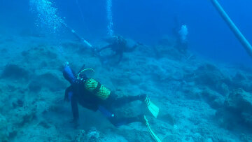 Τούρκοι αρχαιολόγοι υποστηρίζουν ότι ανακάλυψαν το αρχαιότερο ναυάγιο στον κόσμο: «Είμαστε οι πρώτοι που αγγίζουν αυτά τα αντικείμενα έπειτα από 5.000 χρόνια»