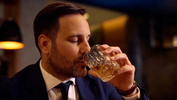 Πτώση 12% στην κατανάλωση ουίσκι την τελευταία διετία – Γιατί οι Έλληνες γυρίζουν την πλάτη στο αγαπημένο τους ποτό
