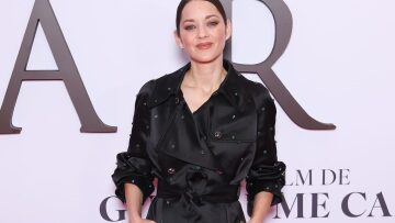 H Μαριόν Κοτιγιάρ με ένα μαύρο Chanel look, κάθε άλλο παρά απλό
