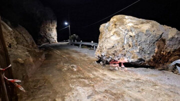  Ολοκληρώθηκε η πρώτη φάση διάνοιξης του δρόμου προς την παραλία Άντονι Κουίν στη Ρόδο, απομακρύνθηκαν τα εγκλωβισμένα οχήματα