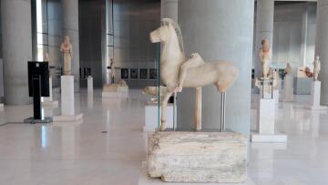 Μουσείο Ακρόπολης: Το εντυπωσιακό άγαλμα του ιππέα επανενώθηκε με το αυθεντικό αρχαίο βάθρο του