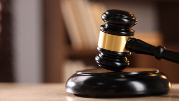 Έπεσε από τις σκάλες 13 λεπτά μετά την απόλυσή της και διεκδίκησε 33.001 ευρώ: Τι αποφάσισε το ισπανικό δικαστήριο