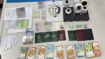 Κατάστημα κινητών στην Ομόνοια ήταν «βιτρίνα» για διακίνηση πλαστών ταξιδιωτικών εγγράφων, δύο συλλήψεις
