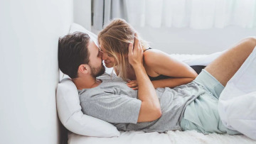 Πεσμένη λίμπιντο; 7 φυσικοί τρόποι που ξυπνούν ξανά την ερωτική επιθυμία

