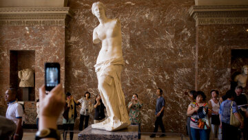 Πώς η θεά Αφροδίτη άλλαξε τον τρόπο που κοιτάμε το γυμνό γυναικείο σώμα: Από τον Πραξιτέλη ως τη σουφραζέτα που μαχαίρωσε τον πίνακά της