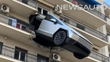 Video: Το νέο Tesla «προσγειώθηκε» σε πολυκατοικία της Αθήνας