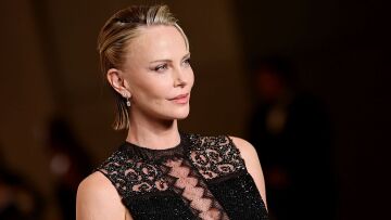 Η Σαρλίζ Θίρον με δημιουργία Tom Ford στο κόκκινο χαλί του Academy Museum Gala 2026
