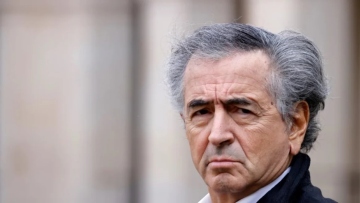 Μπερνάρ-Ανρί Λεβί: Ο Μελανσόν μιλά σαν τον Μουσολίνι, στο ίδιο τσουβάλι ακροδεξιά και ακροαριστερά 